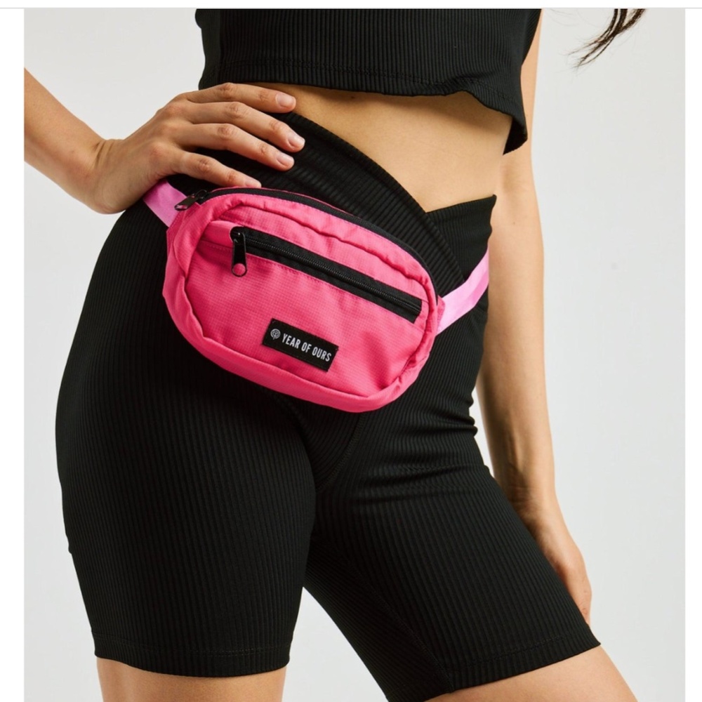 Year of Ours Runyon Waistpack Fanny Hip Bag in Hyperpink Pink